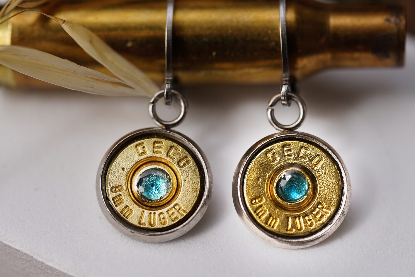 Ohrringe hängend mit blauem Edelstein Zirkon, goldig. Handgemacht in Österreich. Sehr angenehm zu tragen da sie sehr leicht sind.