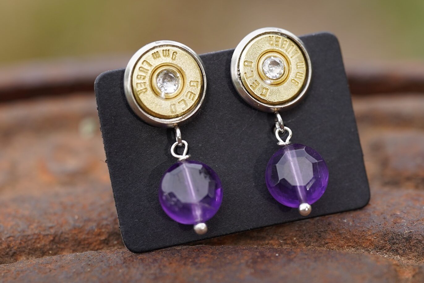 Schöne gold glitzernde Ohrringe hängend. Mit Amethysten und Zirkon. Ohrringe zum Dirndl oder für den Alltag.